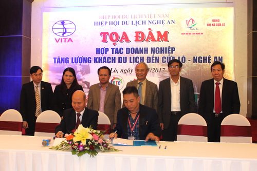 Lễ ký kết thỏa thuận hợp tác giữa đại diện Chi hội Lữ hành Nghệ An và Câu lạc bộ du lịch cộng đồng CTC